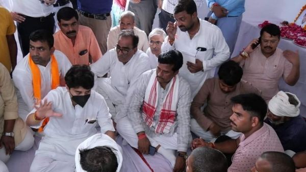 बीजेपी की टोली को बताया जनसेवकों की टोली