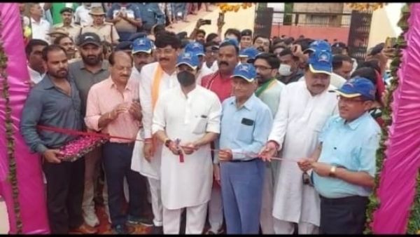 रेलवे हॉकी स्टेडियम पहुंचकर लगाया हॉकी स्टिक से शॉट