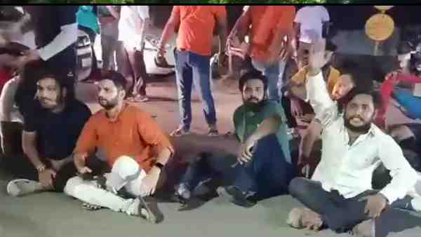 रिहाई की मांग को लेकर लगाए 'जय श्रीराम' के नारे