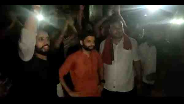 बजरंगियों ने थाने के बाहर पढ़ी 'हनुमान चालीसा'