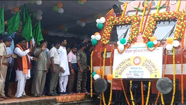 सांसद मंडावी ने दिखाई हरी झंडी