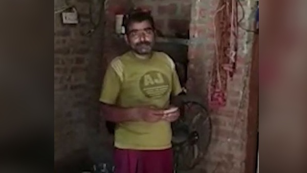पैसे निकलवाने पहुंचा तो खाते में दिखी इतनी बड़ी रकम