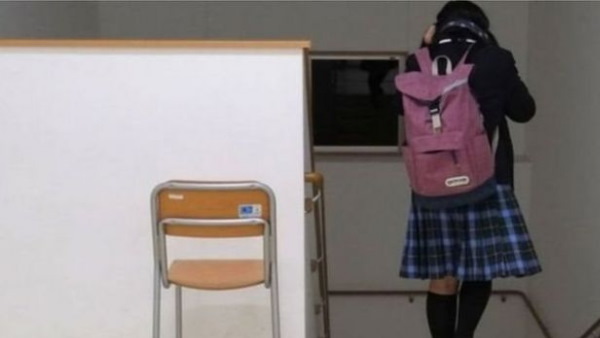 लोगों से कहा - मम्मी-पापा मर गए हैं, नानी के घर जाना है लोगों से कहा - मम्मी-पापा मर गए हैं, नानी के घर जाना है