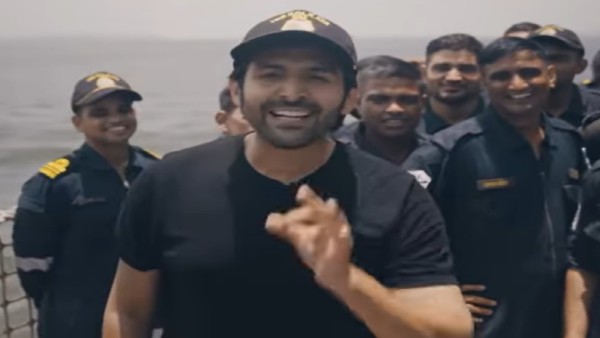 नौसेना के जवानों के साथ कार्तिक आर्यन नौसेना के जवानों के साथ कार्तिक आर्यन