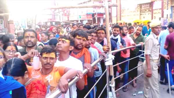 काशी के अन्य मंदिरों में भी उमड़े रहे श्रद्धालु काशी के अन्य मंदिरों में भी उमड़े रहे श्रद्धालु