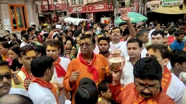 चितरंजन पार्क से जल लेकर निकले व्यापारी