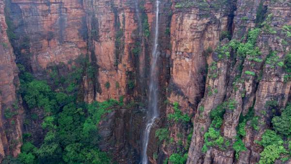 800 फ़ीट की ऊंचाई से होता है वाटरफॉल