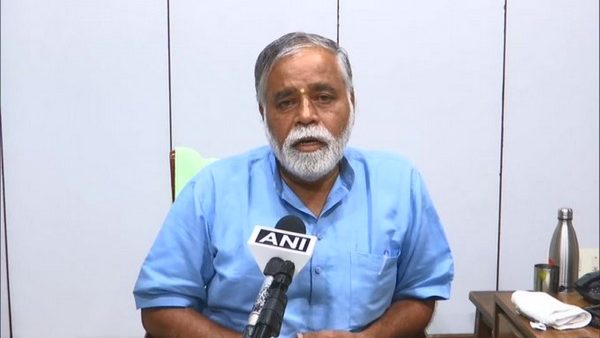 शिक्षा मंत्री शिकायतें नहीं सुन रहे, इस्तीफा दें