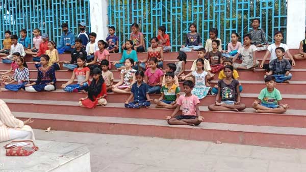 बीएचयू और विद्यापीठ के छात्र आते हैं पढ़ाने 