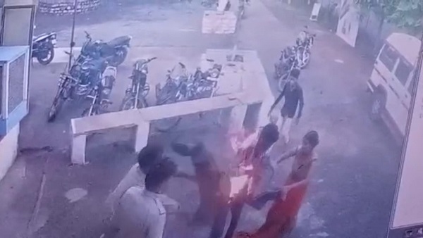 आहत किसान ने खुद को आग लगाई