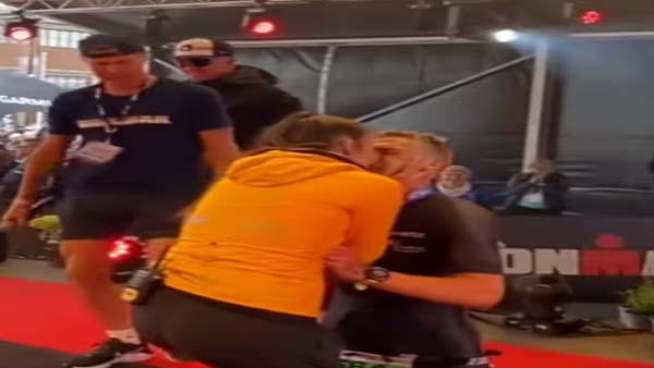 गर्लफ्रेंड ने बाद में किया Kiss