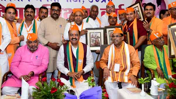 एयरपोर्ट पर नेताओं ने किया स्वागत