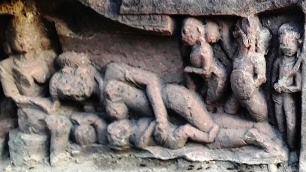 कंस के कारागार में भगवान के जन्म की प्रतिमाएं