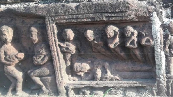 भगवान कृष्ण को पिता वासुदेव द्वारा गोकुल पहुंचाने का भी शिल्पांकन