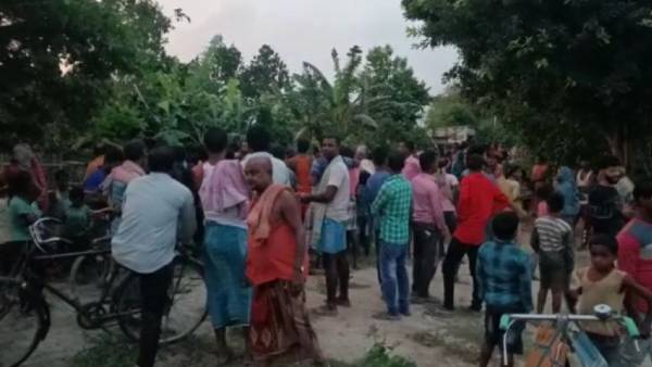 पुलिस ने प्रेमी जोड़े को भीड़ की चंगुल से छुड़ाया