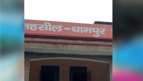 गाड़ी पर लिखवाया था राजस्व प्रशासन, करता था उगाही