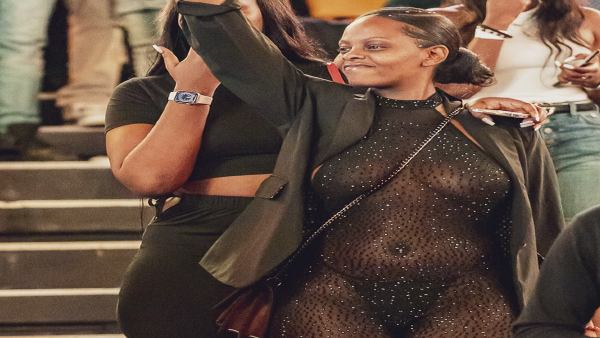 म्यूजिक पार्टी में पहनी थी ड्रेस