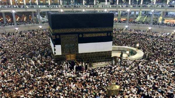 काले पत्‍थर को चूमकर दुआ मांगते हैं हाजी