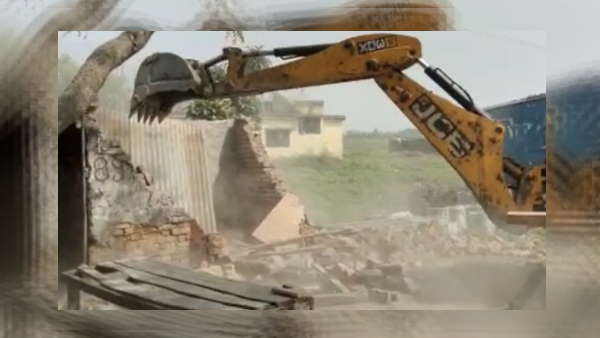 आज़ादी के पहले से रह रहे हैं ग्रामीण, चलने वाला था बुलडोजर 