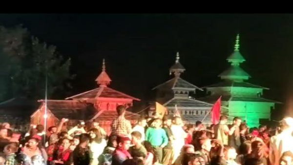 मंदिर में हमेशा एक ज्योति जलती रहती है