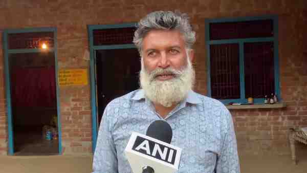 मुख्य मार्ग तक जाने के लिए गांव में नहीं है कोई सड़क