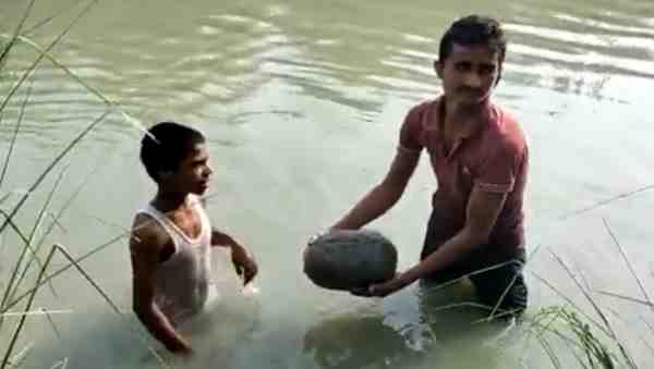 पत्थर को आस्था से जोड़कर देख रहे ग्रामीण