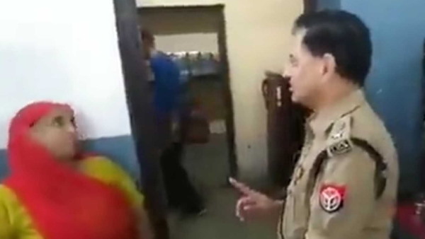 खाना बनाने वाले से बोले एसपी - इसी बात की सैलरी मिलती है तुम्हे...