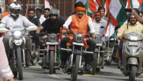 बिना हेलमेट बाइक पर दिखे बीजेपी के कई नेता