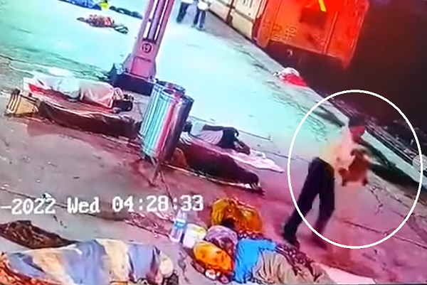 मथुरा रेलवे स्टेशन से चुराया था बच्चा मथुरा रेलवे स्टेशन से चुराया था बच्चा