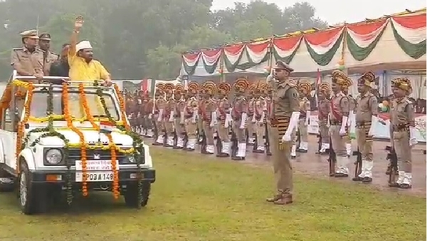 देशभक्ति का संदेश देती निकाली गई झांकियां