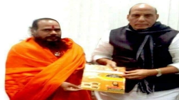 मिर्ची बाबा की गिरफ्तारी के बाद कांग्रेस के साथ फोटो हो गए थे वायरल मिर्ची बाबा की गिरफ्तारी के बाद कांग्रेस के साथ फोटो हो गए थे वायरल
