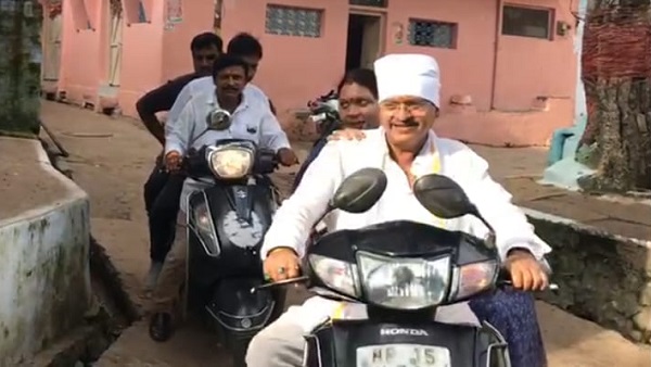 गांधीचौक में विधायक की गांधीगिरी, सपत्नीक बाइक पर घूमे गांधीचौक में विधायक की गांधीगिरी, सपत्नीक बाइक पर घूमे