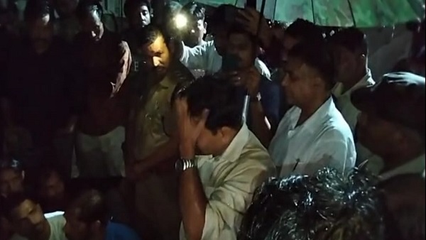 विधायक के साथ कलेक्टर और प्रशासन भी बारिश में भीगता रहा विधायक के साथ कलेक्टर और प्रशासन भी बारिश में भीगता रहा