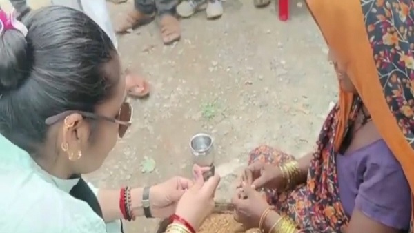 बीड़ी बनाकर पास खड़ी महिला को देकर बोलीं-देखना ठीक बनी है न