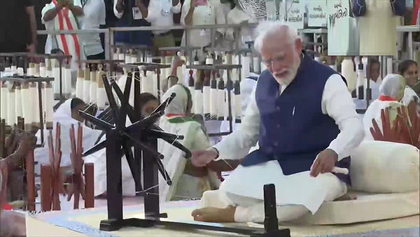 मोदी ने चरखा भी चलाया