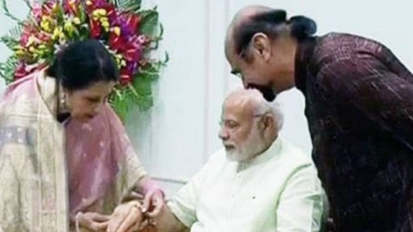  'कमर मोहसिन शेख' का जन्म पाकिस्तान में हुआ था 