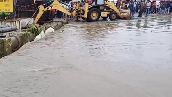 संभागीय मुख्यालय पर तालाब का नाला चढ़ा, आवागमन बंद