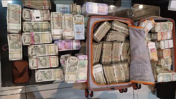 करोड़ों की संपत्ति के बाद भी आखिर क्यों बाइक से दफ्तर जाता था क्लर्क करोड़ों की संपत्ति के बाद भी आखिर क्यों बाइक से दफ्तर जाता था क्लर्क