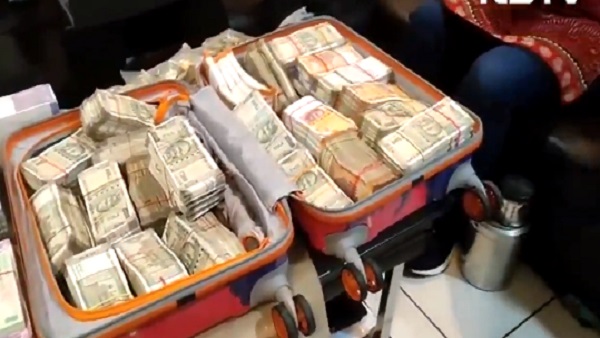 छापेमारी ना हो...इसलिए क्लर्क ने पीया फ्लोर क्लीनर छापेमारी ना हो...इसलिए क्लर्क ने पीया फ्लोर क्लीनर