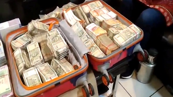 तीन लग्जरी कार और एक एक्टिवा स्कूटर था तीन लग्जरी कार और एक एक्टिवा स्कूटर था