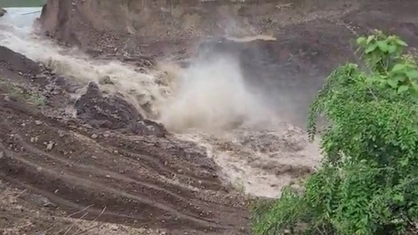 बांध की दीवार का करीब 25 फीट का हिस्सा 