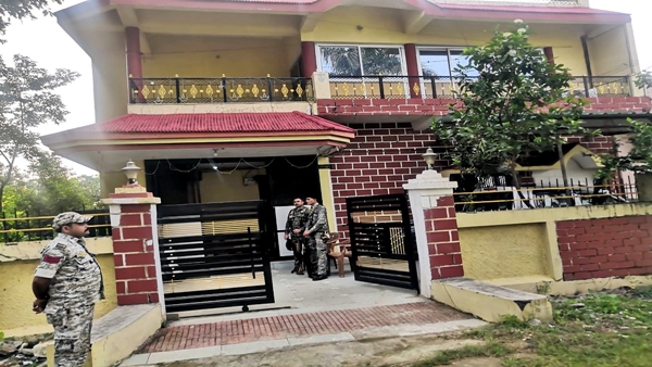 यहां इतनी संपत्ति, महंगी गाडियां यहां इतनी संपत्ति, महंगी गाडियां