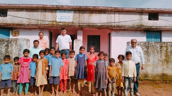 कमाल है..98 बच्चों को पढ़ाने 4 शिक्षक 