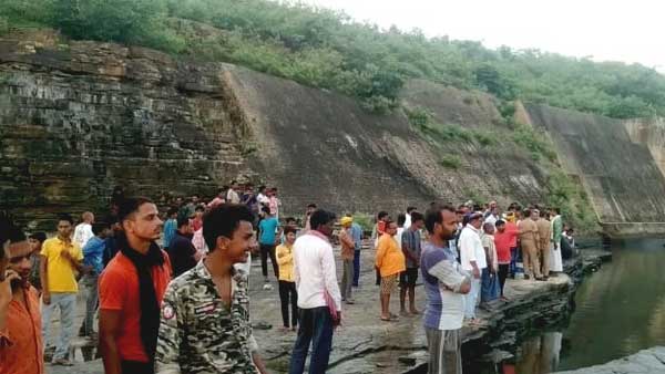 दोस्तों संग आया था पिकनिक मनाने
