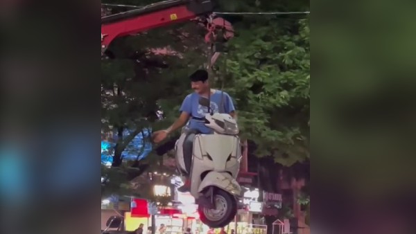  आराम से बैठाकर मुस्कुरा रहा वाहन मालिक