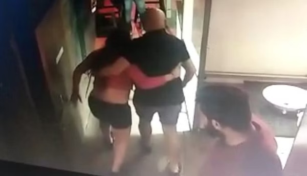 2 घंटे तक टॉयलेट में रही सोनाली