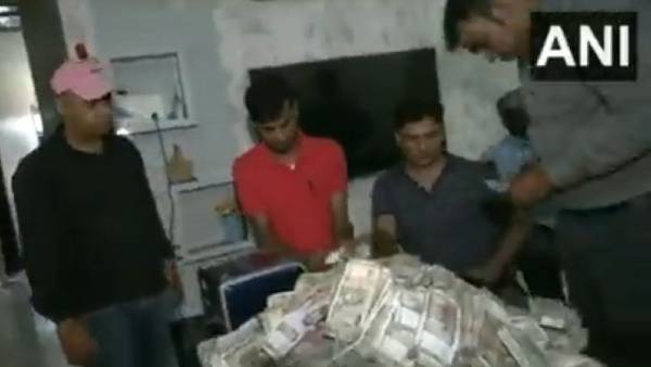एक ठिकाने से 2.50 करोड़ कैश बरामद