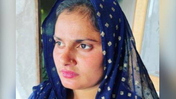 फरमानी के सपोर्ट में आए लोग 