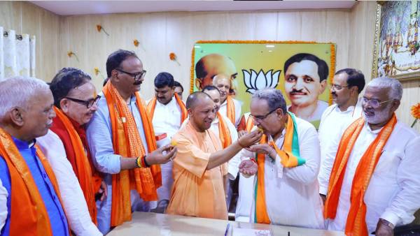21 सांसदों को साथ रखकर मैसेज देने की कवायद
