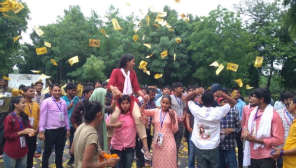 टिकट कटने पर फूट-फूटकर रोई निहारिका